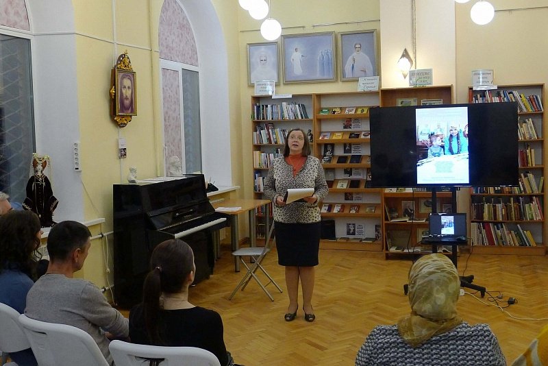 Библиотека воскресенское. Мероприятие в библиотеке с фотовыставкой. Библиотека Воскресенск Цемгигант. Центральная библиотека Тахтамукайская.